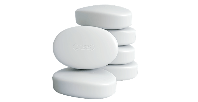 seis tabletes de sabonete com o logo da JBS