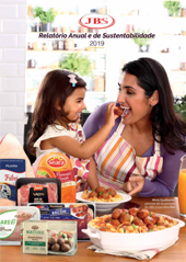 Capa PDF Relatório Anual de Sustentabilidade 2019 Filha oferecendo um pedaço de comida para mãe em uma mesa com produtos e comidas JBS